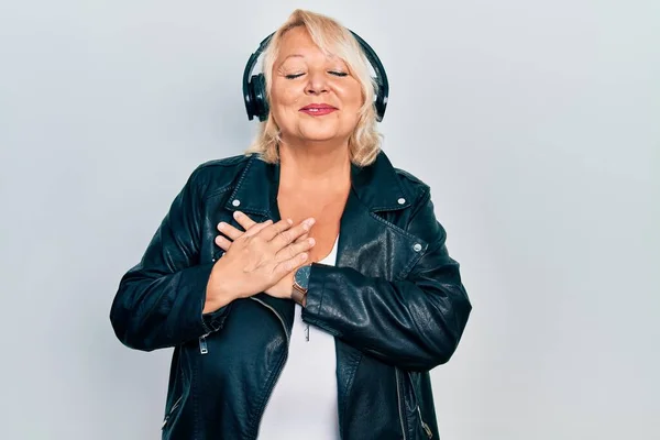 Mujer Rubia Mediana Edad Escuchando Música Usando Auriculares Sonriendo Con — Foto de Stock