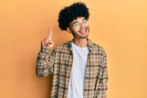 Ung Afrikansk Amerikansk Man Med Afro Hår Bär Casual Kläder — Stockfoto