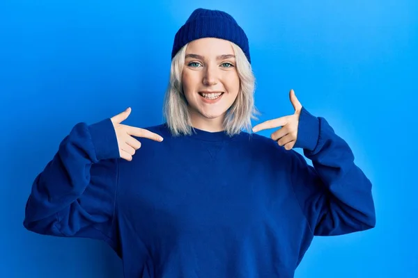 Ung Blondine Pige Iført Afslappet Tøj Ser Selvsikker Med Smil - Stock-foto