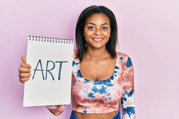 Joven Afroamericana Chica Sosteniendo Cuaderno Arte Mirando Positiva Feliz Pie —  Fotos de Stock