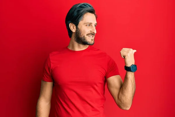 Jovem Hispânico Homem Vestindo Casual Vermelho Shirt Sorrindo Com Feliz — Fotografia de Stock