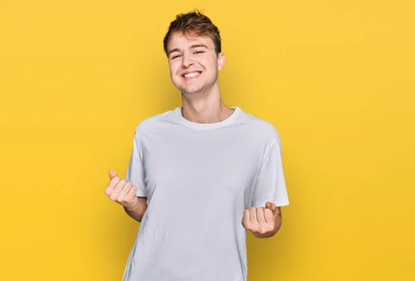 Hombre Caucásico Joven Con Camiseta Blanca Casual Muy Feliz Emocionado —  Fotos de Stock