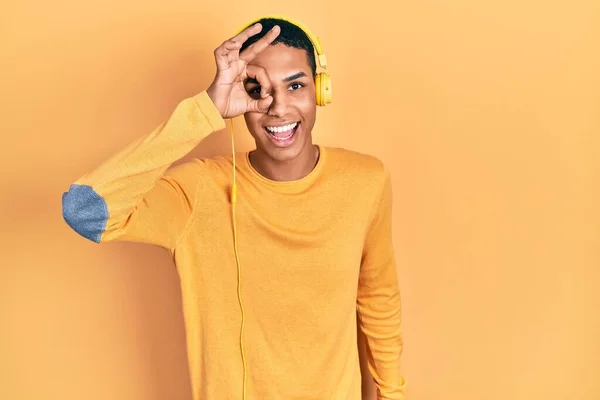 Fiatal Afro Amerikai Srác Zenét Hallgat Fejhallgatóval Csinál Oké Gesztus — Stock Fotó
