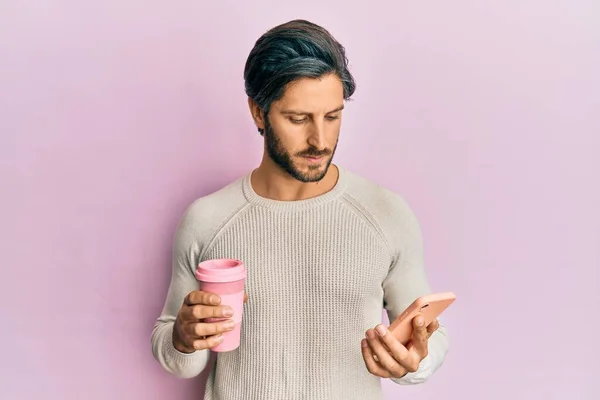 Joven Hombre Hispano Usando Smartphone Bebiendo Una Taza Café Relajado —  Fotos de Stock