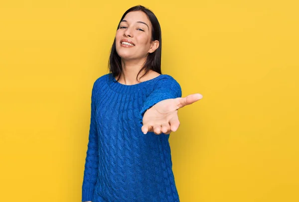 Jonge Spaanse Vrouw Draagt Casual Kleding Glimlachend Vrolijk Aanbieden Palm — Stockfoto