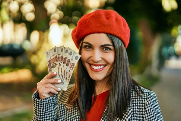 Joven Mujer Hispana Sonriendo Feliz Sosteniendo Billetes Rublo Rusos Ciudad — Foto de Stock