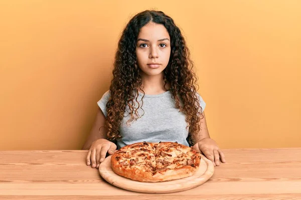 Adolescente Ispanico Ragazza Mangiare Italiano Pizza Pensiero Atteggiamento Sobrio Espressione — Foto Stock