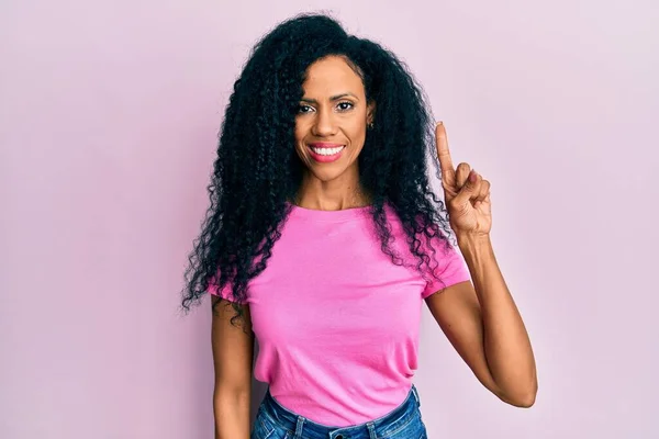 Mulher Afro Americana Meia Idade Vestindo Roupas Casuais Mostrando Apontando — Fotografia de Stock