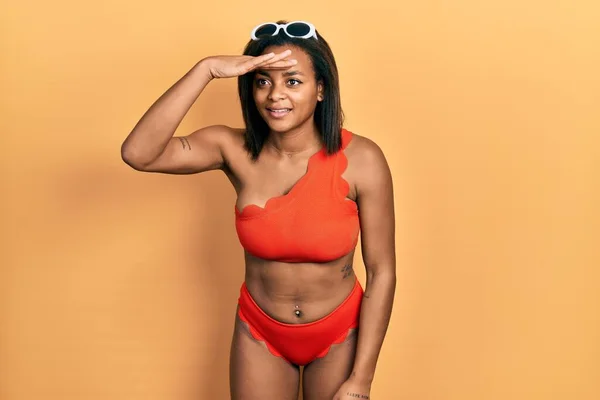 Genç Afro Amerikalı Kız Bikini Giyiyor Çok Mutlu Gülümsüyor Başlarını — Stok fotoğraf