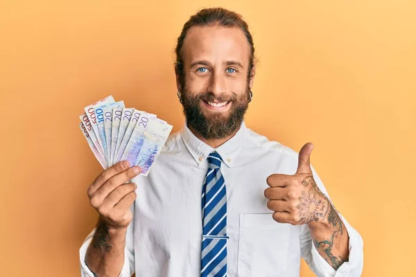 Hombre Guapo Con Barba Pelo Largo Sosteniendo Billetes Corona Sueca —  Fotos de Stock