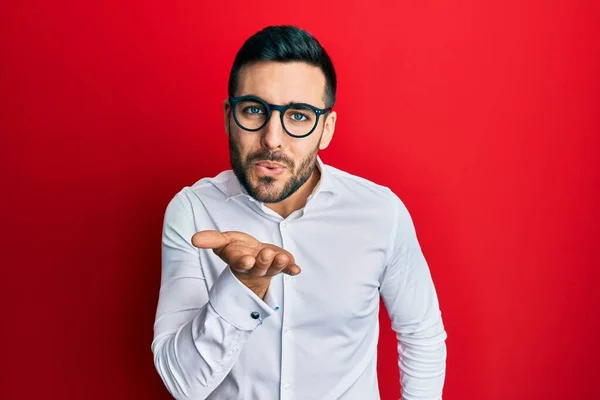 Ung Latinamerikan Affärsman Klädd Skjorta Och Glasögon Tittar Kameran Blåser — Stockfoto