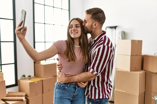 Jovem Casal Caucasiano Sorrindo Feliz Fazer Selfie Pelo Smartphone Nova — Fotografia de Stock