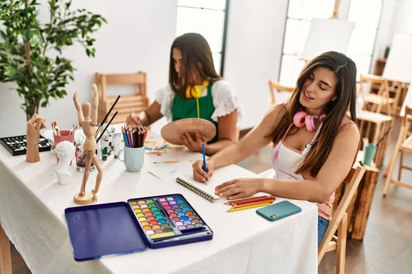 两名拉丁绘画学生坐在艺术学校的桌子上 开心地微笑着 — 图库照片