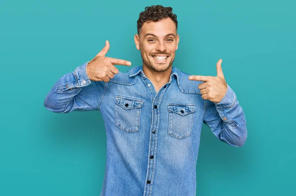 Giovane Uomo Ispanico Indossa Giacca Jeans Casual Sorridente Allegro Mostrando — Foto Stock