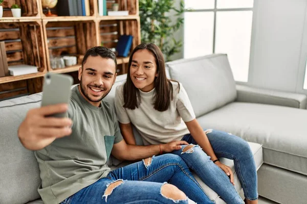 Mladý Latinsky Pár Usměvavý Šťastný Dělat Selfie Smartphonu Doma — Stock fotografie