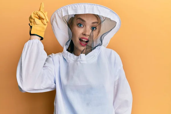 Bella Donna Caucasica Bionda Che Indossa Uniforme Protettiva Apicoltore Che — Foto Stock