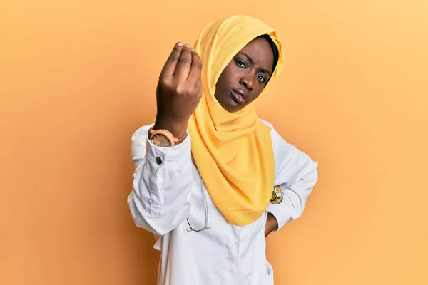 Gyönyörű Afrikai Fiatal Visel Orvos Egyenruha Hidzsáb Csinál Olasz Gesztus — Stock Fotó