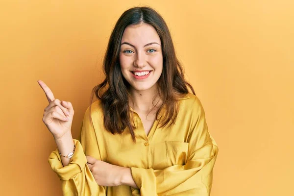 Jonge Brunette Vrouw Dragen Casual Geel Shirt Glimlachen Gelukkig Wijzend — Stockfoto