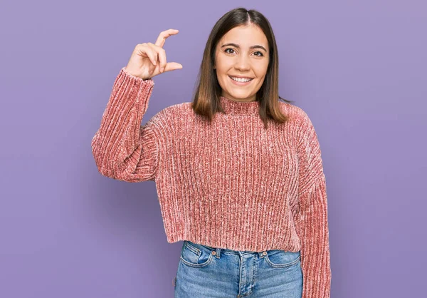 Jovem Mulher Bonita Vestindo Roupas Casuais Sorrindo Gestos Confiantes Com — Fotografia de Stock