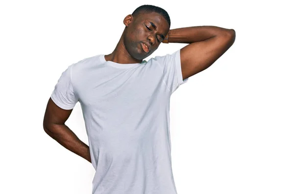 Mladý Africký Američan Muž Sobě Ležérní Bílé Tričko Trpí Bolestí — Stock fotografie
