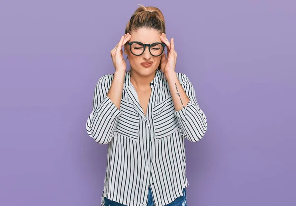 Mujer Caucásica Joven Que Usa Camisa Negocios Gafas Con Mano — Foto de Stock