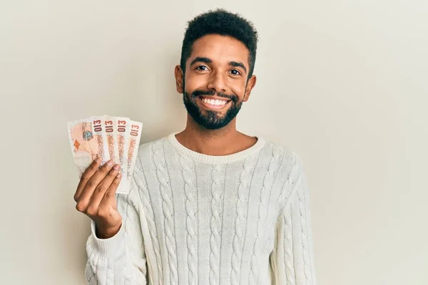 Hombre Hispano Guapo Con Barba Sosteniendo Billetes Libras Del Reino — Foto de Stock