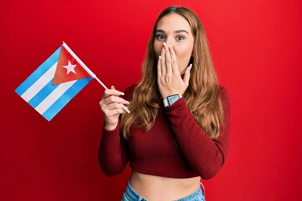 Jonge Blonde Vrouw Met Cuba Vlag Die Mond Bedekt Met — Stockfoto