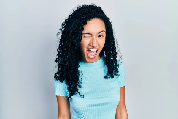 Mulher Hispânica Jovem Com Cabelo Encaracolado Vestindo Camisa Azul Casual — Fotografia de Stock