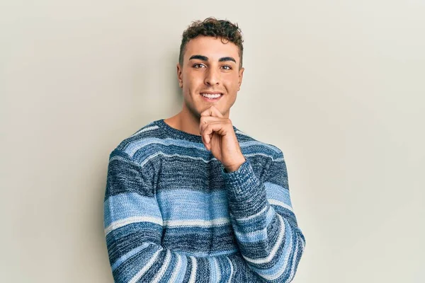 Pemuda Hispanik Mengenakan Sweater Musim Dingin Kasual Tersenyum Tampak Percaya — Stok Foto