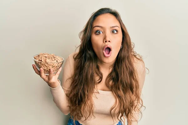 Menina Hispânica Jovem Comendo Cereais Integrais Saudáveis Assustados Espantados Com — Fotografia de Stock