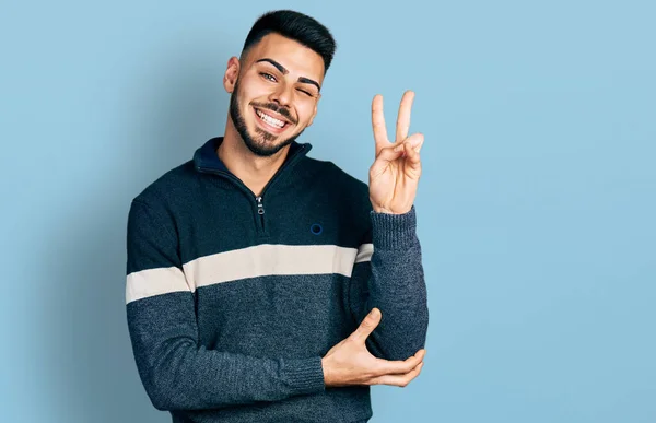 Junger Hispanischer Mann Mit Bart Lässigem Winterpullover Lächelnd Mit Glücklichem — Stockfoto