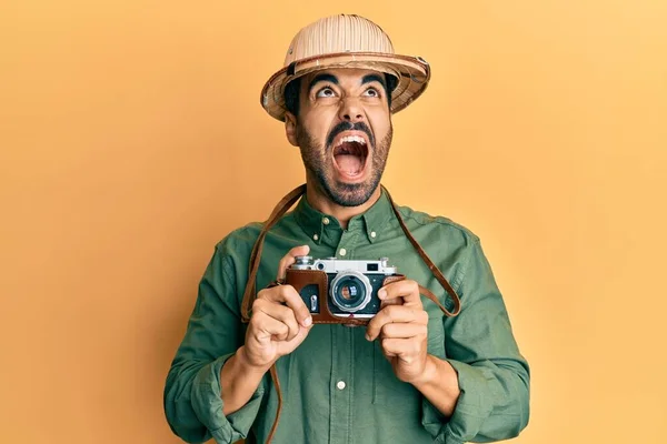 Jovem Hispânico Vestindo Chapéu Explorador Câmera Vintage Irritado Louco Gritando — Fotografia de Stock