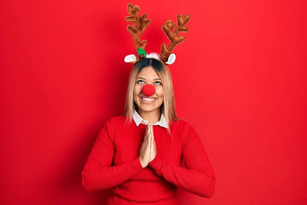 Mooie Latijns Amerikaanse Vrouw Draagt Herten Kerstmuts Rode Neus Bedelen — Stockfoto