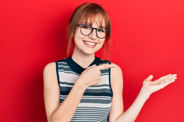 Pelirroja Joven Con Ropa Casual Gafas Sorprendida Sonriendo Cámara Mientras —  Fotos de Stock