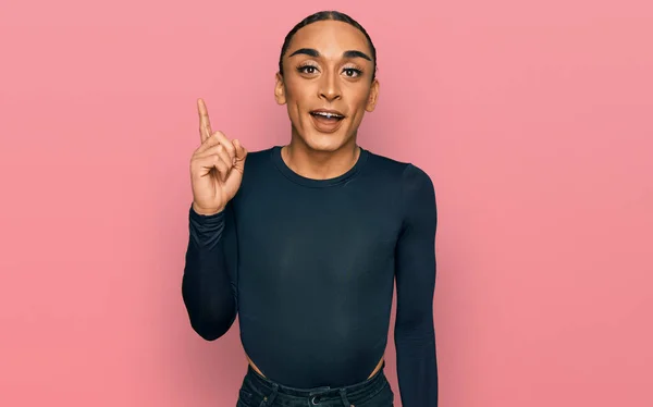 Hispánský Transsexuál Nosí Make Dlouhé Vlasy Nosí Neformální Oblečení Ukazující — Stock fotografie