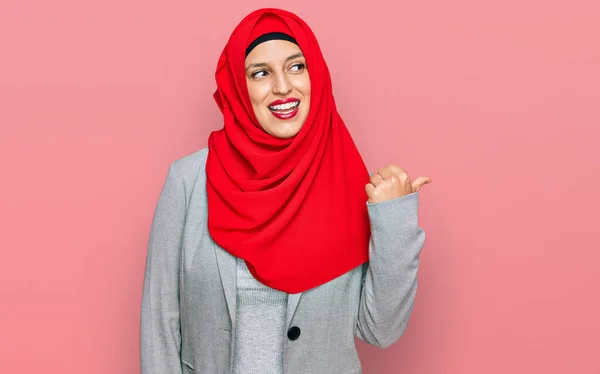美しいですヒスパニック系の女性を身に着けています伝統的なイスラムヒジャーブスカーフ笑顔で幸せな顔を見て 親指アップで側面を指して — ストック写真