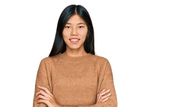 Mooie Jonge Aziatische Vrouw Draagt Casual Winter Trui Vrolijk Gezicht — Stockfoto