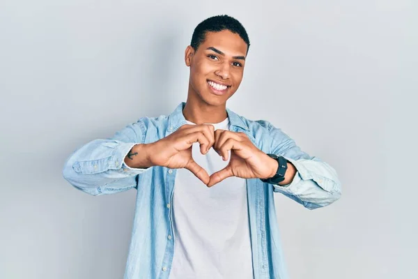 Jovem Afro Americano Vestindo Roupas Casuais Sorrindo Amor Fazendo Forma — Fotografia de Stock