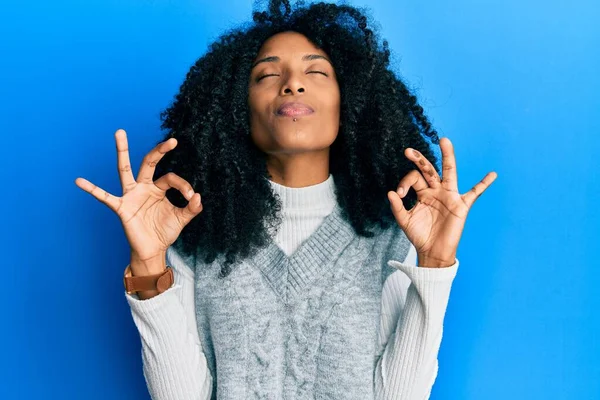 Africano Mulher Americana Com Cabelo Afro Vestindo Camisola Inverno Casual — Fotografia de Stock