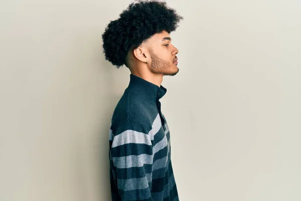 Jovem Americano Africano Com Cabelo Afro Vestindo Roupas Casuais Olhando — Fotografia de Stock