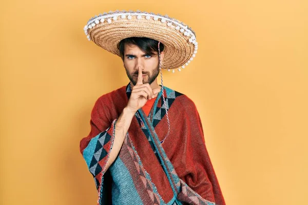 Jovem Hispânico Segurando Chapéu Mexicano Pedindo Para Ficar Quieto Com — Fotografia de Stock