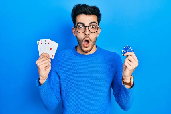 Ung Latinamerikansk Man Spelar Poker Håller Casino Marker Och Kort — Stockfoto