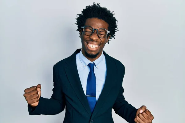 Jovem Afro Americano Vestindo Terno Negócios Muito Feliz Animado Fazendo — Fotografia de Stock