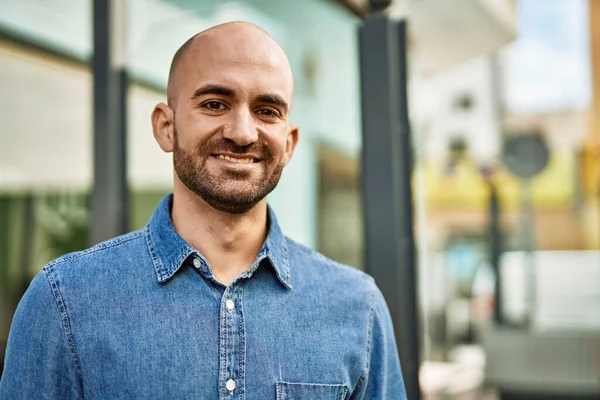 Junger Hispanischer Mann Lächelt Glücklich Der Stadt — Stockfoto