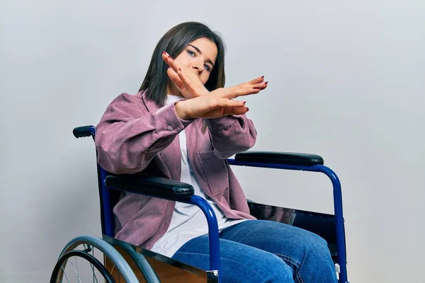 Молодая Брюнетка Сидящая Инвалидной Коляске Отторгает Выражение Лица Скрещивает Руки — стоковое фото