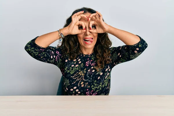 Mooie Vrouw Van Middelbare Leeftijd Die Casual Kleren Draagt Zittend — Stockfoto