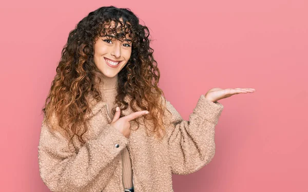 Menina Hispânica Jovem Vestindo Roupas Inverno Espantado Sorrindo Para Câmera — Fotografia de Stock