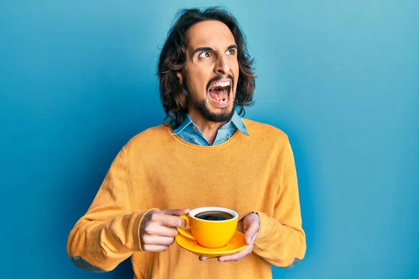 Jovem Hispânico Bebendo Uma Xícara Café Irritado Louco Gritando Frustrado — Fotografia de Stock