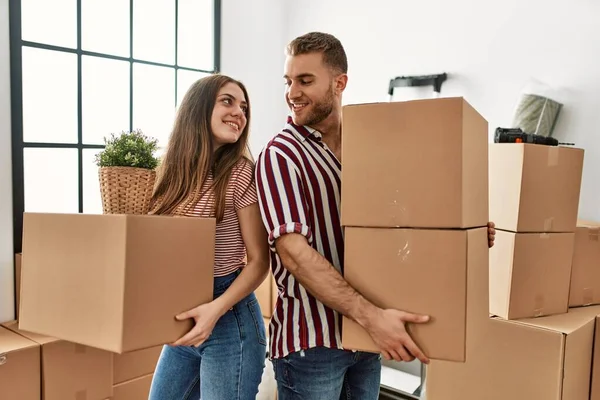 Young Caucasian Couple Smiling Happy Holding Cardboard Box New Home — Stock Photo, Image