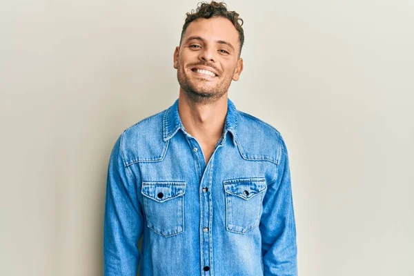 Joven Hombre Hispano Usando Ropa Casual Con Una Sonrisa Alegre — Foto de Stock